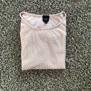Cute pick textured shirt very good condition 🌝